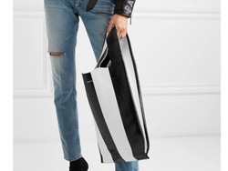 Luar Biasa, Tas Balenciaga yang Mirip Kresek Ini Harganya Setara Motor