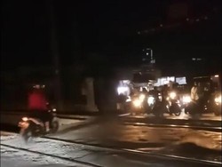 Nekat! Pemotor Terobos Perlintasan Jelang Kedatangan KRL
