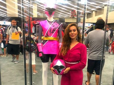 Foto: Power Rangers Pink yang Seksi & Doyan Traveling