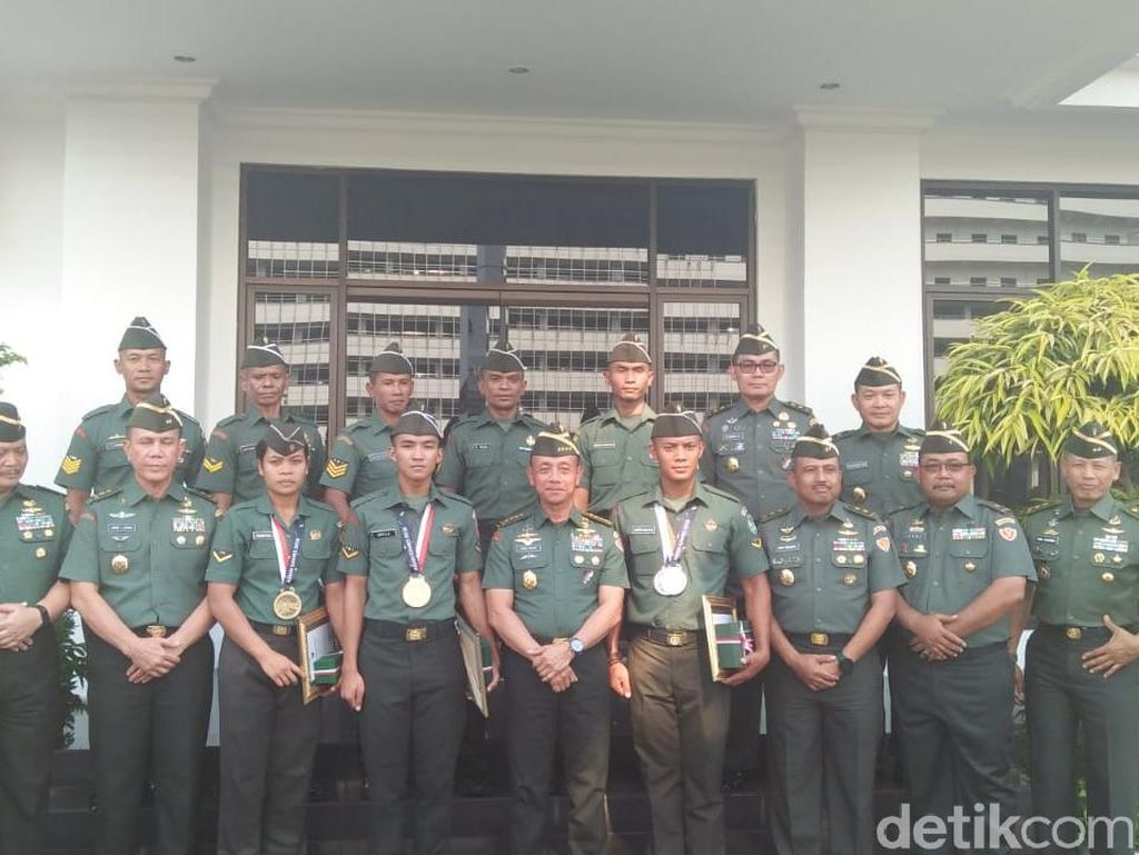 Aksi Heroik Serma Timbul dkk Panjat Tiang Bendera Dihadiahi Motor Aksi Heroik Serma Timbul dkk Panjat Tiang Bendera Dihadiahi Motor