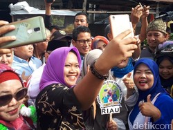 Kunjungi Pasar di Pekanbaru, Sandiaga Jadi Rebutan Selfie Emak-emak