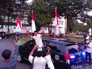 Lambaian Tangan Terakhir Ridwan Kamil di Balai Kota Bandung Lambaian Tangan Terakhir Ridwan Kamil di Balai Kota Bandung
