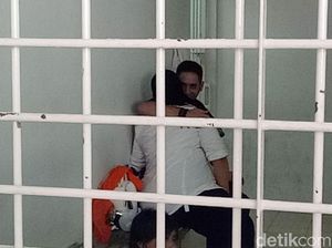 Momen Mesra Dhawiya dan Muhammad di Balik Jeruji Besi