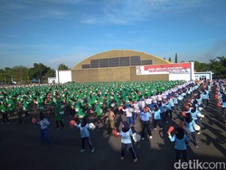 Seru! 24 Ribu Orang Menari Gemu Famire Bareng di Lanud Yogya