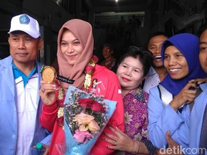 Diguyur Bonus, Pesilat Sarah Hajikan Orang Tua dan Mertua