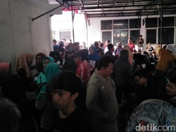 Warga Merangsek Urus e-KTP, Kaca Disdukcapil Karawang Pecah