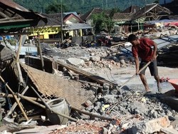 Pengungsi NTB Keluhkan Mahalnya Sewa Truk untuk Buang Puing