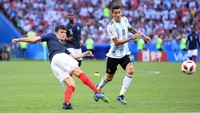Nama Benjamin Pavard melejit di Piala Dunia 2018 lalu. Bek kanan Prancis ini mencuri perhatian lewat gol tembakan volinya ke gawang Argentina. (Foto: Laurence Griffiths/Getty Images)