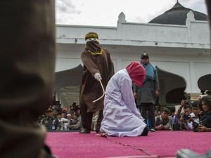 Pertama Kali, Pasangan Sesama Jenis Dicambuk di Terengganu Malaysia