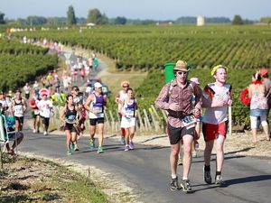 Foto: Cuma di Prancis, Lomba Lari Sambil Minum Wine