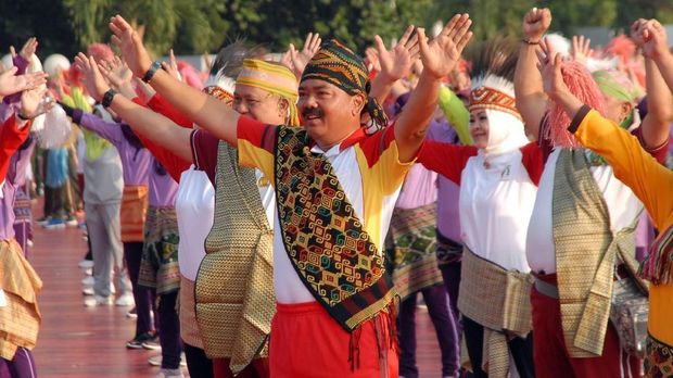 Panglima TNI Marsekal TNI Hadi Tjahjanto ikut menari tari Gemu Famire saat pemecahan rekor Museum Rekor Dunia Indonesia (MURI) di Mabes TNI, Cipayung , Jakarta, Selasa (4/9).