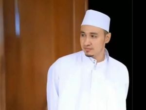 Momen Keakraban Suami Kartika Putri dengan Habib Rizieq Momen Keakraban Suami Kartika Putri dengan Habib Rizieq