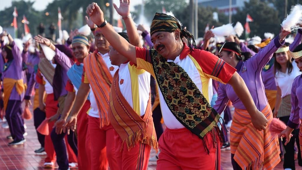 Panglima TNI Ikut Menari Gemu Famire untuk Pecahkan MURI