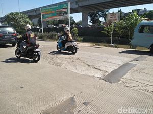Selain Hancur, Jalan di Kalimalang Minim Pencahayaan Selain Hancur, Jalan di Kalimalang Minim Pencahayaan