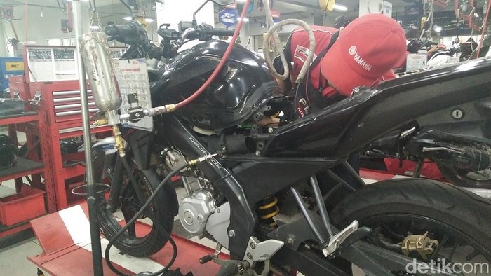Ilustrasi membersihkan injektor motor pakai metode infus