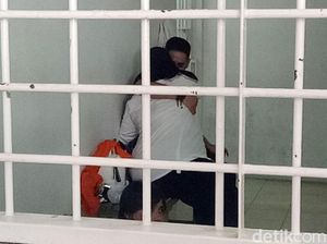 Pelukan Mesra Dhawiya dan Pacar di Ruang Tahanan