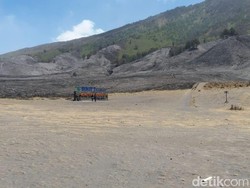 Api Mulai Padam di Sabana Bromo, Polisi Disiagakan