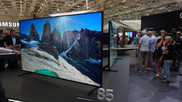 Penampakan Televisi 8K Super Cemerlang Samsung dan LG
