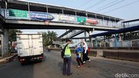 JPO Nyaris Roboh Masih Diperbaiki, Warga Terpaksa Nyebrang di Jalan