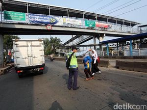 JPO Nyaris Roboh Masih Diperbaiki, Warga Terpaksa Nyebrang di Jalan