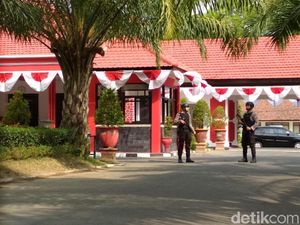 Geledah Rumdin Wali Kota Blitar, KPK Datangkan Tukang Kunci Geledah Rumdin Wali Kota Blitar, KPK Datangkan Tukang Kunci