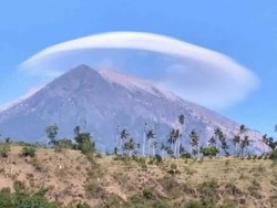 Wah, Muncul Air Terjun Musiman di Jalur Pendakian Gunung Agung
