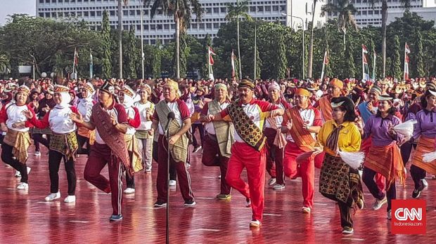 Panglima TNI Marsekal Hadi Tjahjanto turut serta dalam pemecahan rekor senam Gemu Famire.