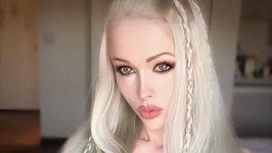10 Potret Valeria, Si Wanita Barbie yang Penuh Kontroversi
