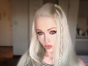 10 Potret Valeria, Si Wanita Barbie yang Penuh Kontroversi