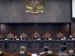 Tok! MK Tolak Gugatan BW dkk soal Ambang Batas Pencapresan