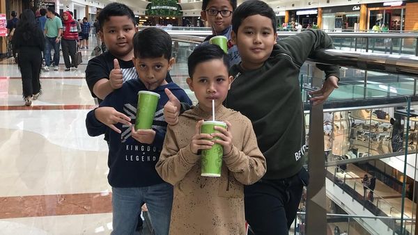 Begini Nih Gaya Ivan, Putra Inul Daratista Saat Ngemil Bareng Temannya