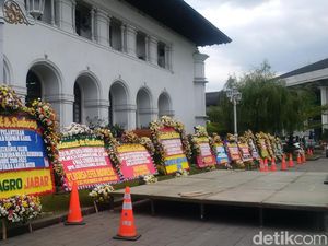 Karangan Bunga untuk Ridwan Kamil-Uu Mulai Banjiri Gedung Sate