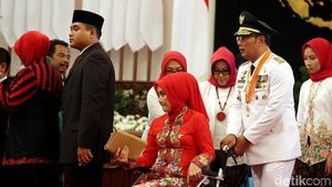 So Sweet! Kang Emil Dorong Kursi Roda Istri Saat Pelantikan