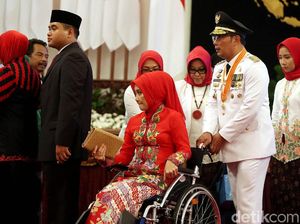 So Sweet! Kang Emil Dorong Kursi Roda Istri Saat Pelantikan So Sweet! Kang Emil Dorong Kursi Roda Istri Saat Pelantikan