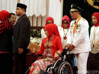 So Sweet! Kang Emil Dorong Kursi Roda Istri Saat Pelantikan
