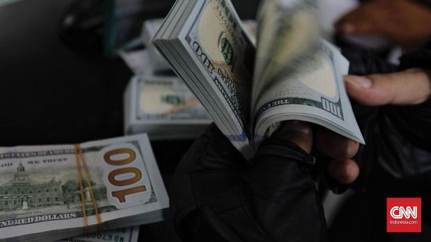 Lembaran mata uang rupiah dan dollar AS diperlihatkan di salah satu jasa penukaran valuta asing di Jakarta, Rabu, 5 September 2018.