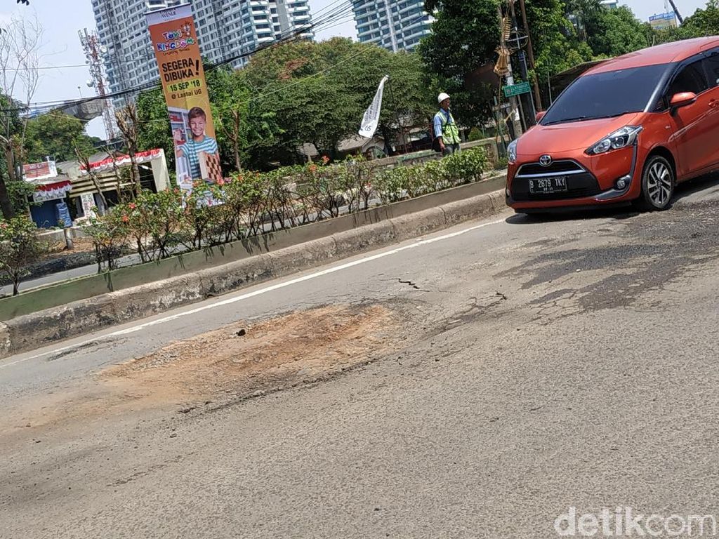Jalan Rusak Makin Picu Kecelakaan di Musim Hujan Jalan Rusak Makin Picu Kecelakaan di Musim Hujan