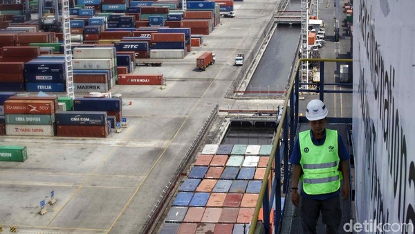 Suasana aktivitas bongkar muat di Jakarta International Container Terminal, Jakarta Utara, Rabu (5/9/2018). Aktivitas bongkar muat di pelabuhan tetap jalan di tengah nilai tukar rupiah terhadap dolar AS terpuruk. Begini suasananya.