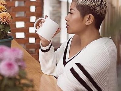 10 Momen Seru Dira Sugandi Bersama Makanan