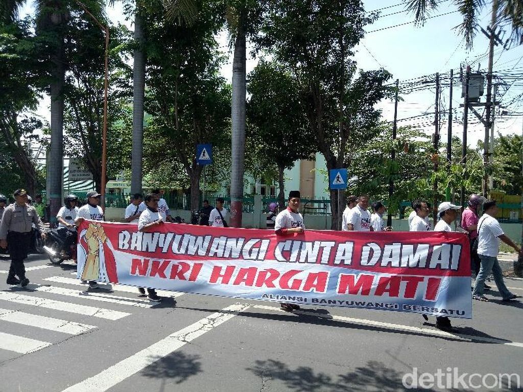 Massa Pro dan Kontra 2019GantiPresiden Lebur Dalam Banyuwangi Damai Massa Pro dan Kontra 2019GantiPresiden Lebur Dalam Banyuwangi Damai