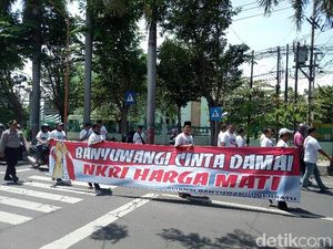 Massa Pro dan Kontra 2019GantiPresiden Lebur Dalam Banyuwangi Damai Massa Pro dan Kontra 2019GantiPresiden Lebur Dalam Banyuwangi Damai