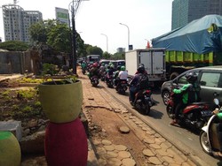 Duh! Trotoar di Jalan TB Simatupang Bikin Pejalan Kaki Tak Nyaman