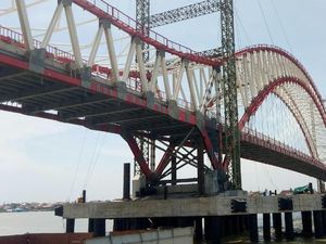 Jembatan Hampir Jadi, Kok Masih Ada Rumah di Tengah Proyek?