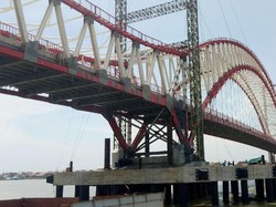 Jembatan Hampir Jadi, Kok Masih Ada Rumah di Tengah Proyek?