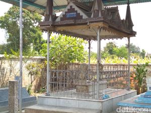 Eyang Digdo Dipercaya Punya Ilmu Pancasona, Pernah Mati 3 Kali Sehari Eyang Digdo Dipercaya Punya Ilmu Pancasona, Pernah Mati 3 Kali Sehari