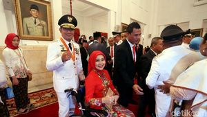 Gaya Istri Ridwan Kamil Cantik Serba Merah Saat Suami Dilantik Jadi Gubernur