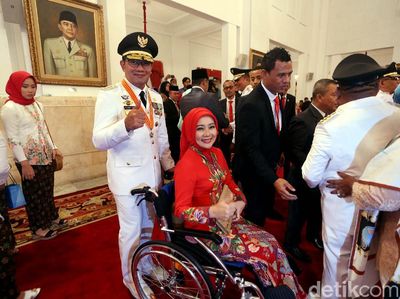 Gaya Istri Ridwan Kamil Cantik Serba Merah Saat Suami Dilantik Jadi Gubernur