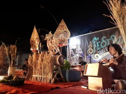 Bersih Desa, Warga Gelar Wayangan Kolaborasi dengan Seniman Jepang