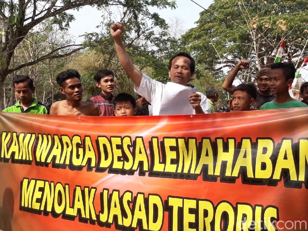 Warga Brebes Pasang Spanduk Tolak Jasad Penembak Polantas Warga Brebes Pasang Spanduk Tolak Jasad Penembak Polantas