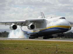 Lihat Lagi Pesawat Kargo Terbesar Antonov Mendarat di Yogyakarta